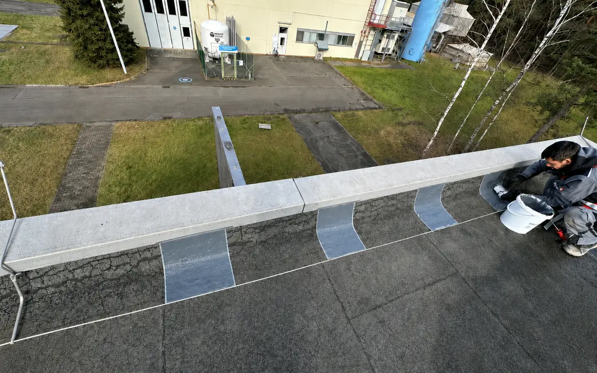 Abgedichteter Dachrandbereich auf einem Flachdach