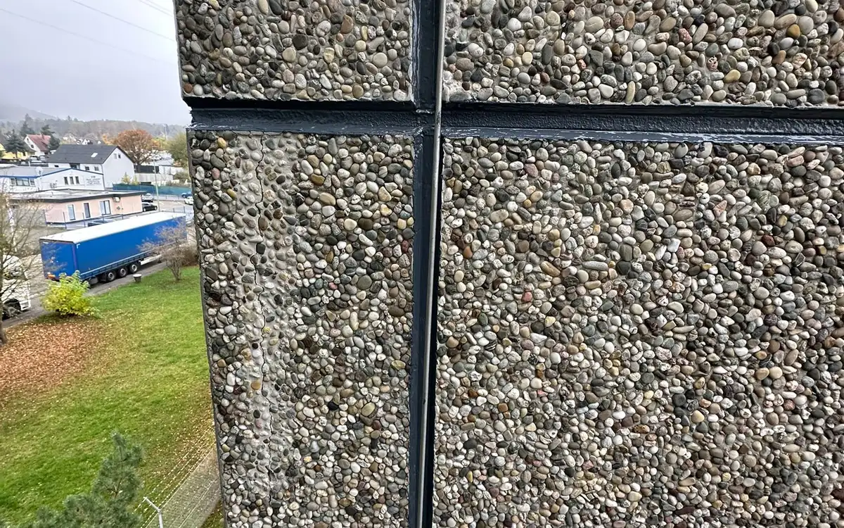 Neu verfugte Dehnungsfuge im Kreuzungspunkt einer Waschbetonfassade